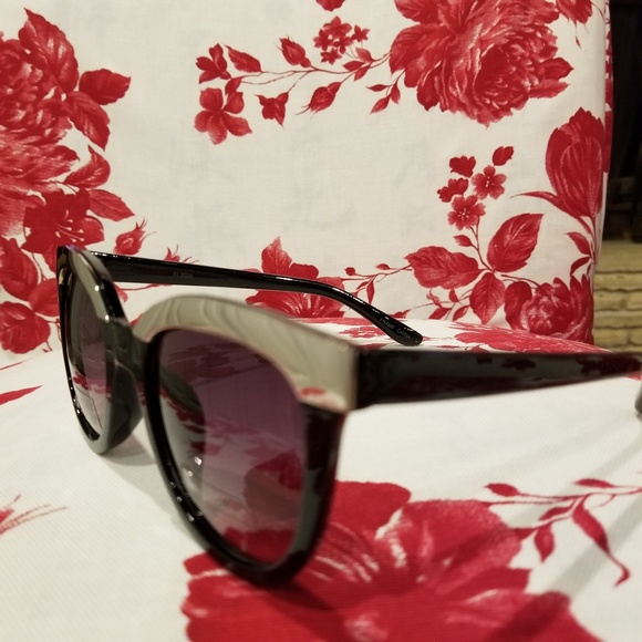 Kathy Ireland Sunglasses - Picture 3 of 5